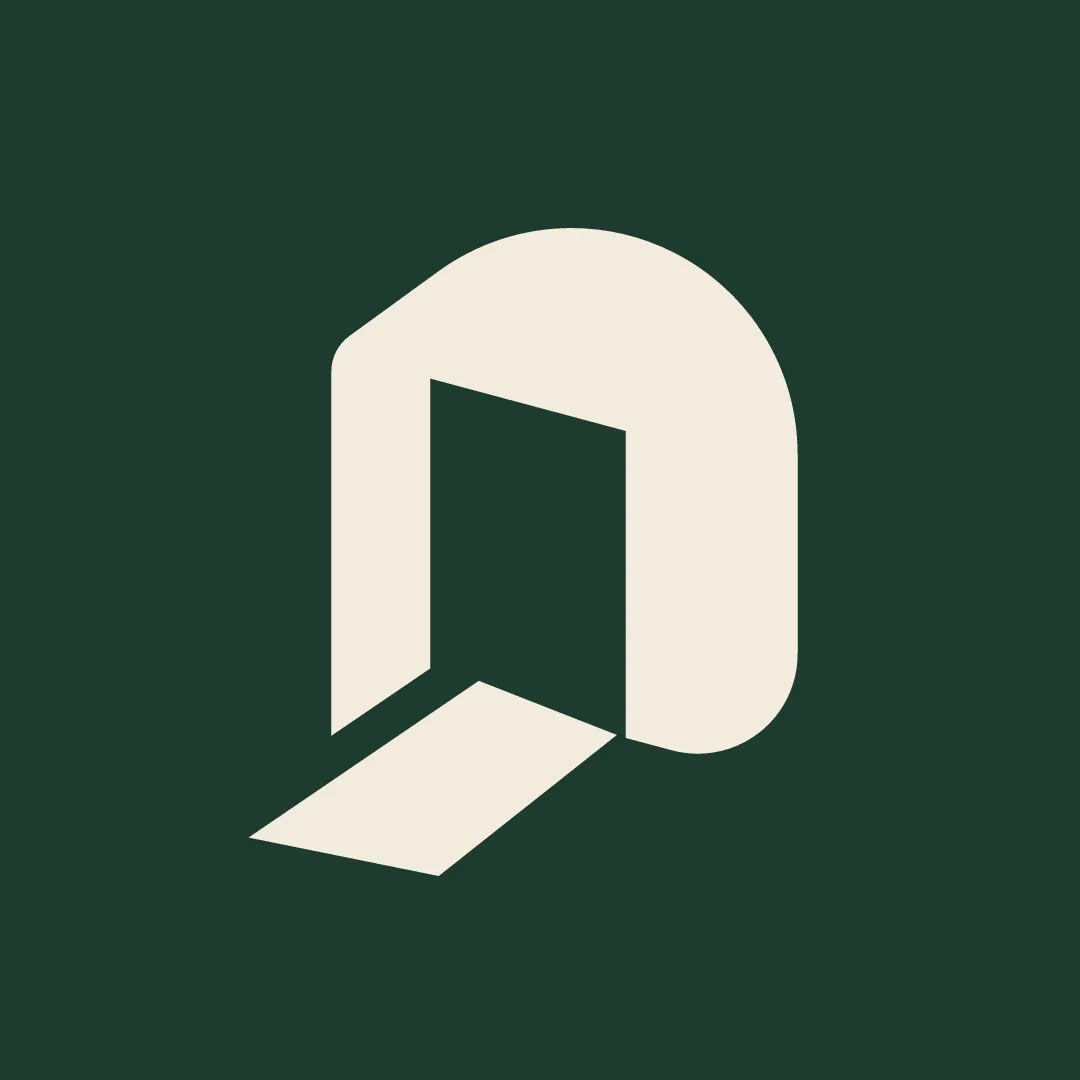 O símbolo da Postigo em creme sobre verde: uma porta em arco, aberta, com a luz no chão.